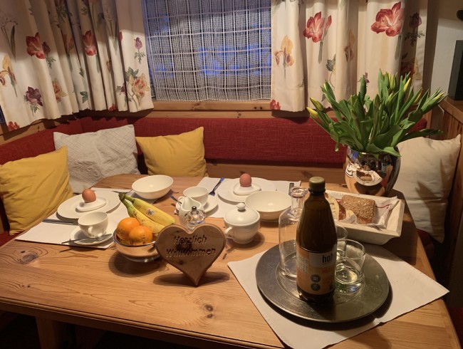 Gemütlicher Esstisch zum Frühstücken