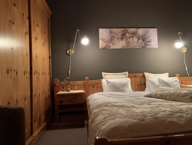 Schlafzimmer mit Doppelbett