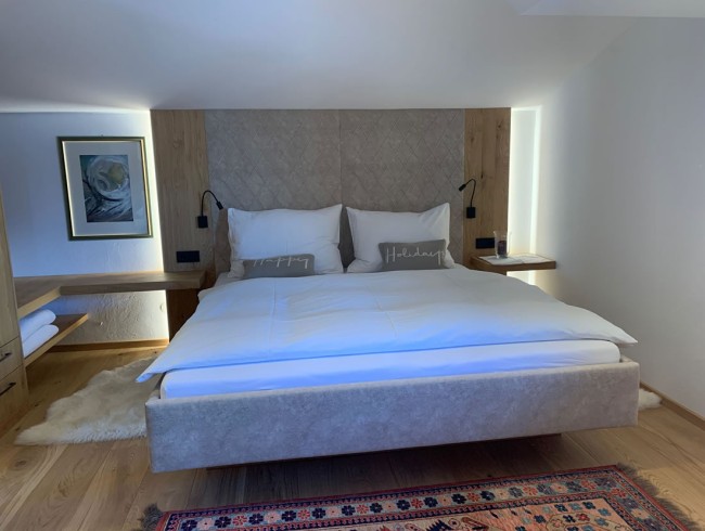 Schlafzimmer mit Doppelbett