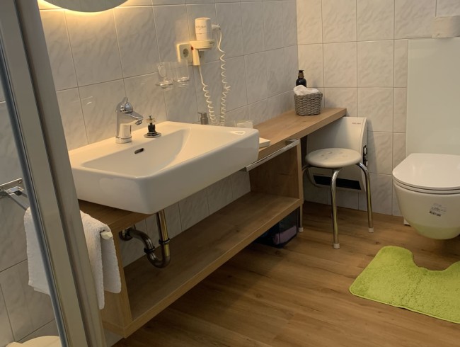 Badezimmer mit Waschbecken, Dusche und WC