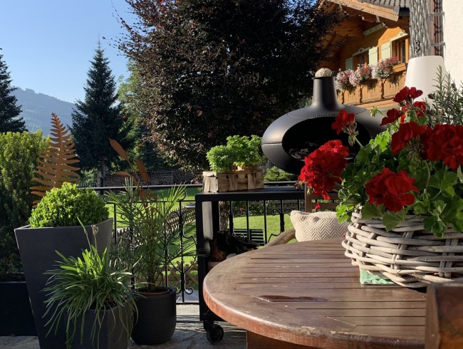Terrasse mit Blumenschmuck und Griller